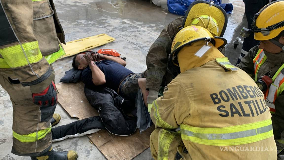 Se electrocuta obrero y cae de casi 7 metros dentro de bodega clausurada en Saltillo