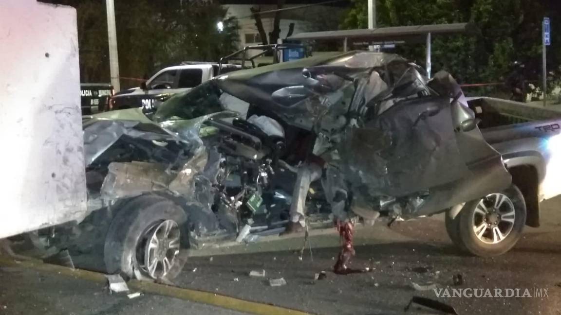 Aparatoso accidente deja un muerto en Saltillo; conductor termina prensado tras choque