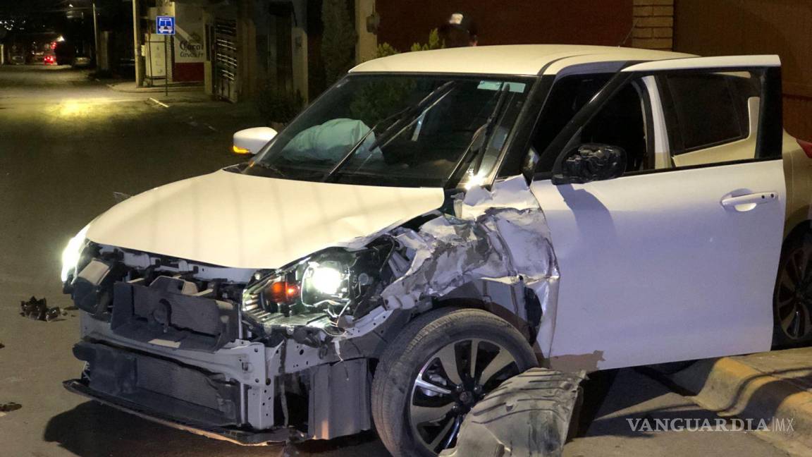 Saltillo: conductor en estado de ebriedad destroza su auto e impacta camioneta estacionada