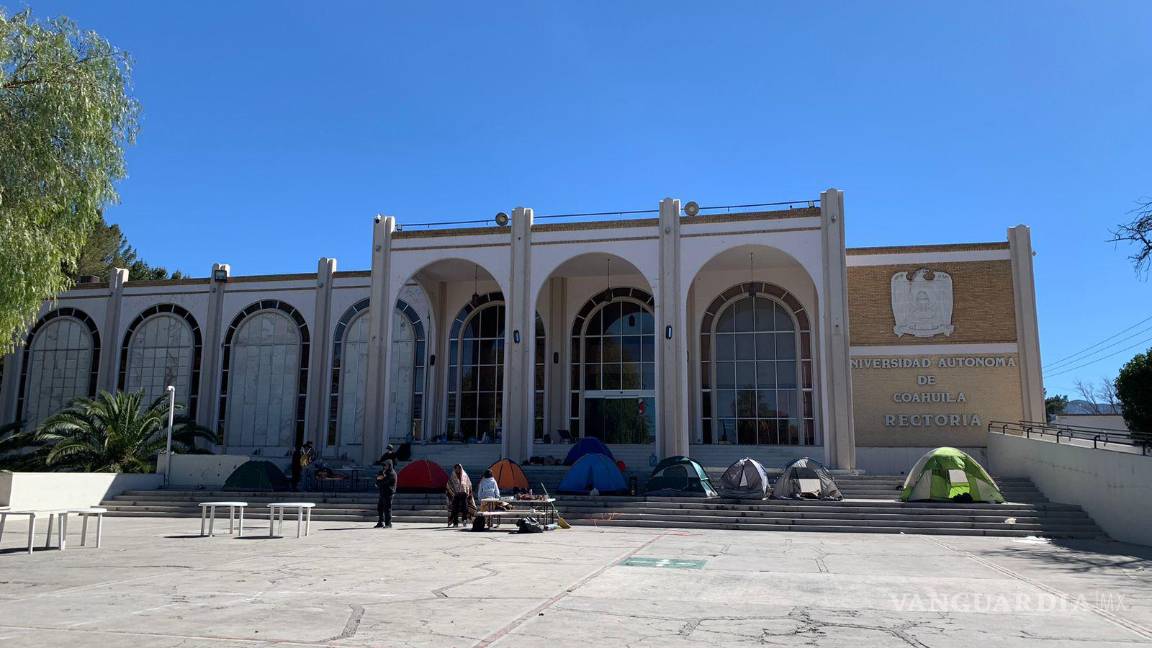 $!Este lunes de asueto los estudiantes continúan en plantón.