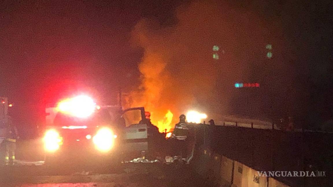 $!Las bolsas de aire para vehículos ardían mientras el tráiler siniestrado estaba envuelto en llamas en la carretera.