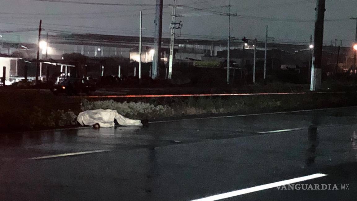 $!Elementos de la Fiscalía General del Estado realizando diligencias en el sitio del accidente para esclarecer los hechos.