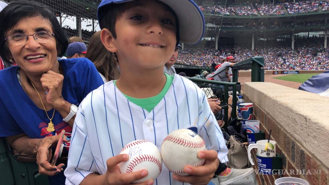 Le 'roban' a niño pelota de béisbol que atrapó en juego ¡y le regalan otra autografiada!