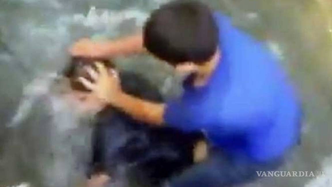 Video: Niño intenta ahogar a un compañero tras pelearse a golpes