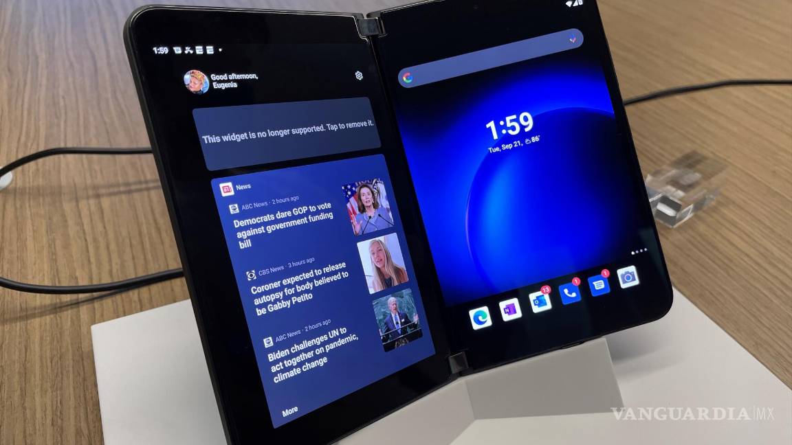 $!Vista de la segunda versión del teléfono plegable de Microsoft, el Surface Duo 2, que con un precio de 1,500 dólares, es compatible con las redes 5G, con altavoces estéreo, chip Qualcomm Snapdragon 888 y cámara dinámica de tres lentes. EFE/Marc Arcas