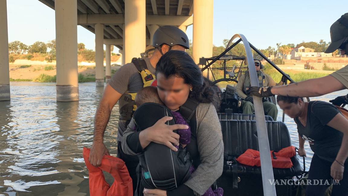 Patrulla Fronteriza rescata de morir ahogados a 12 migrantes en el río Bravo