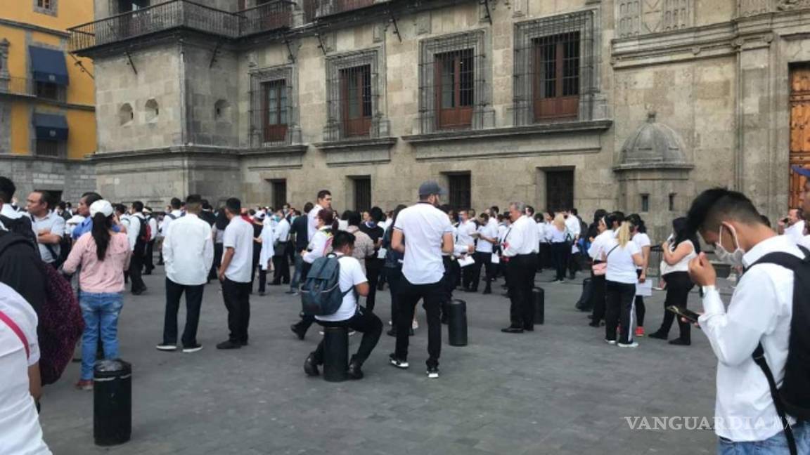 $!Meseros y 'bartenders' exigen apoyos a AMLO
