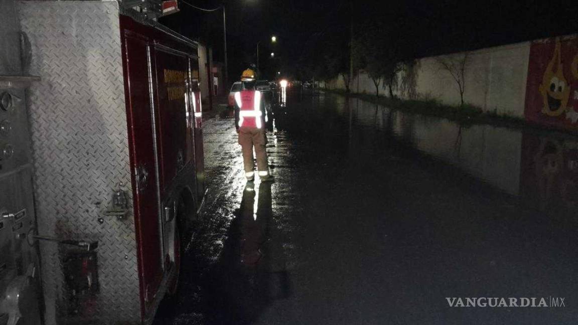 $!Pipas y motobombas están listas para desaguar áreas afectadas por las lluvias en Torreón.