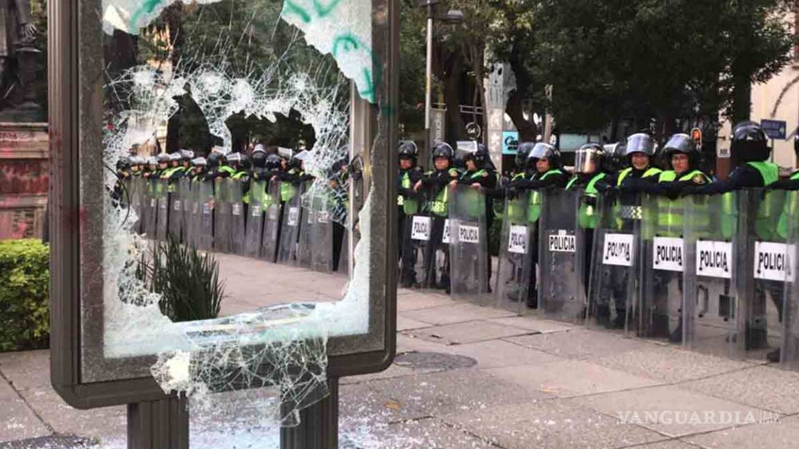 Avanza marcha feminista en dirección al Zócalo de CDMX; encapuchados realizan destrozos y pintas