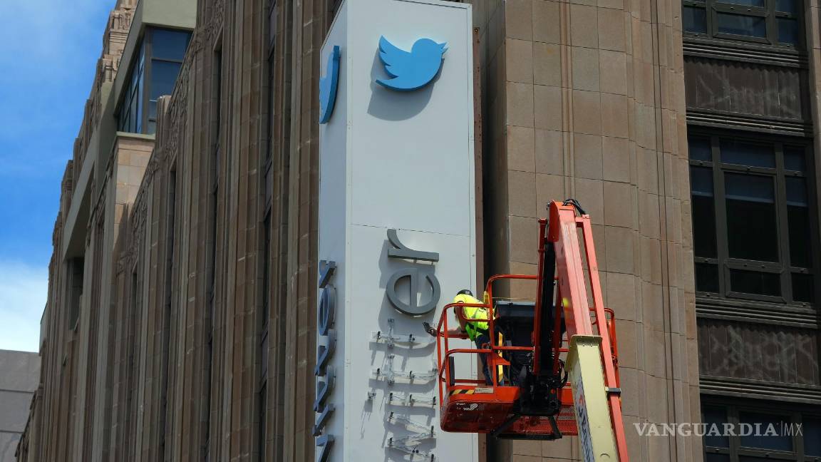$!Un contratista toma una foto del cartel de Twitter en la sede de la empresa, ahora propiedad de Elon Musk y rebautizada como X, en San Francisco.