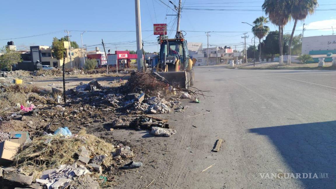 $!Maquinaria pesada y cuadrillas municipales participaron en el retiro de basura y escombro acumulados en vialidades de la colonia La Amistad.