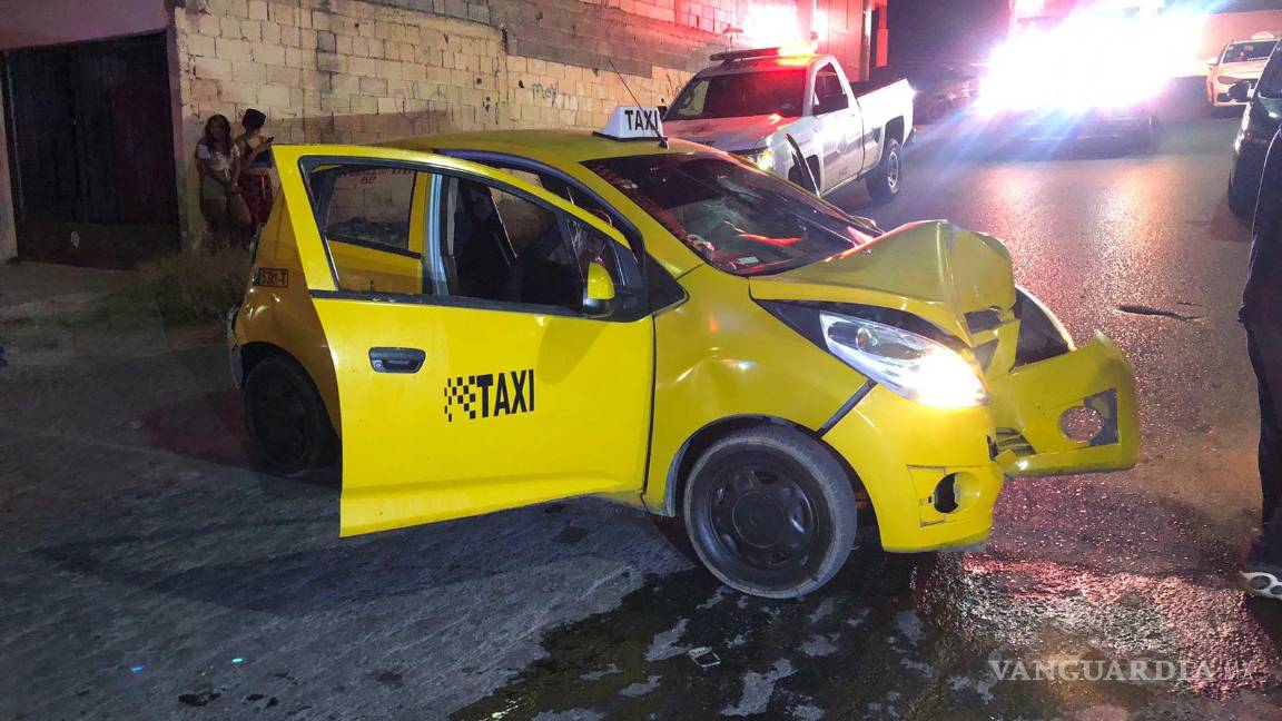 $!En la intersección con la calle Hacienda Sabino, la camioneta impactó la parte trasera del vehículo Chevrolet Spark.