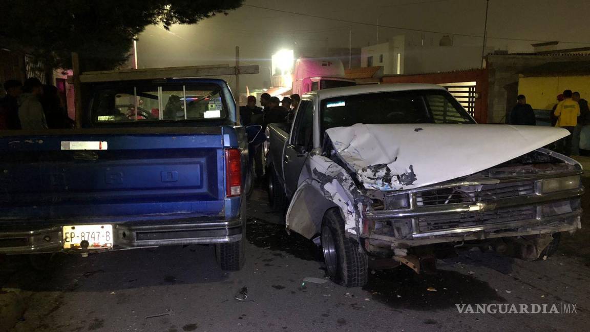 Conductor en estado de ebriedad choca contra camioneta estacionada, al oriente de Saltillo