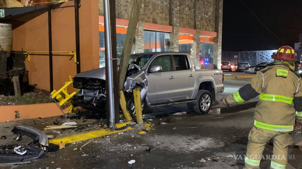 $!Supuesto funcionario choca y ocasiona fuga de gas, al norte de Saltillo
