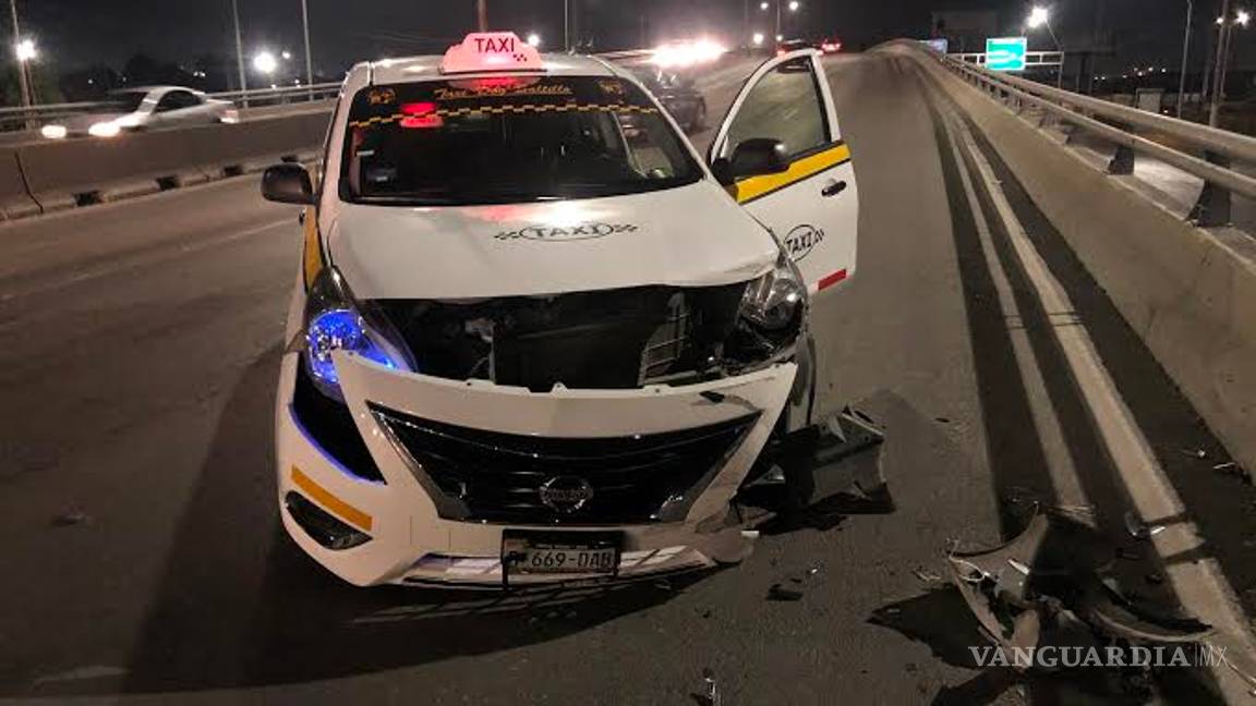 $!Por 'rápido y furioso' destroza su Dodge Challenger en Saltillo; brinca camellón y choca a taxista
