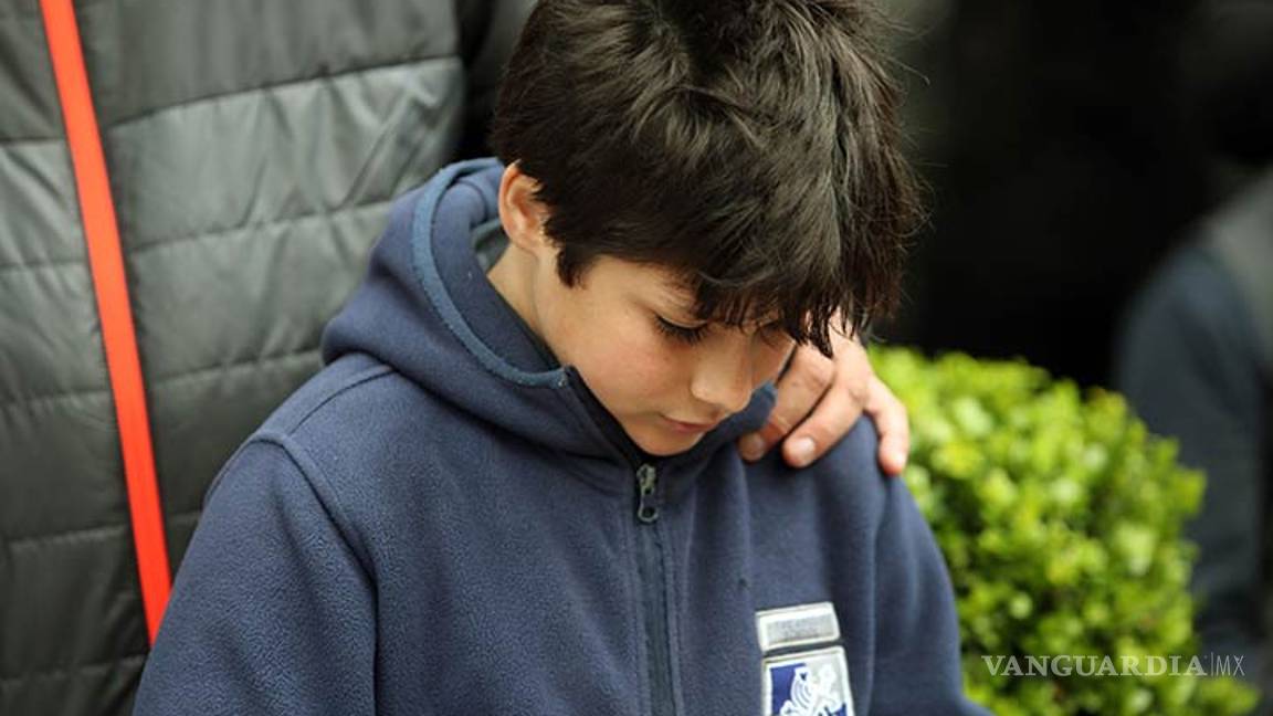 $!Guardias corren a un niño... Messi lo ve, se toma una fotografía con él y le hace el día