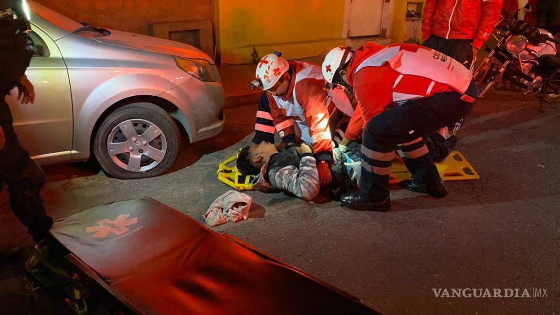 Motociclistas chocan en Saltillo; uno se pasó el alto