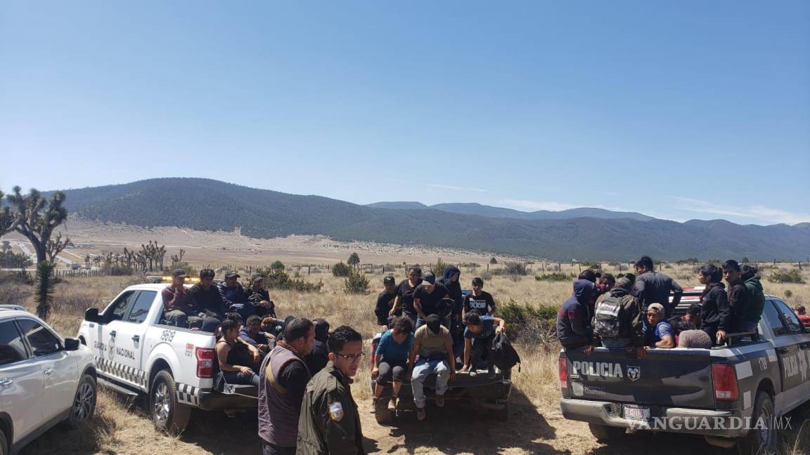 Aseguran a 38 migrantes guatemaltecos en Artega; ‘polleros’ los habrían abandonado sobre la carretera