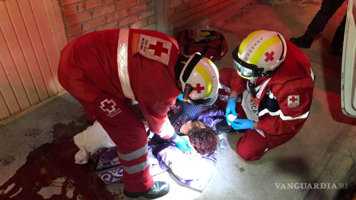 $!Paramédicos revisaron al joven, pues sangraba profusamente.