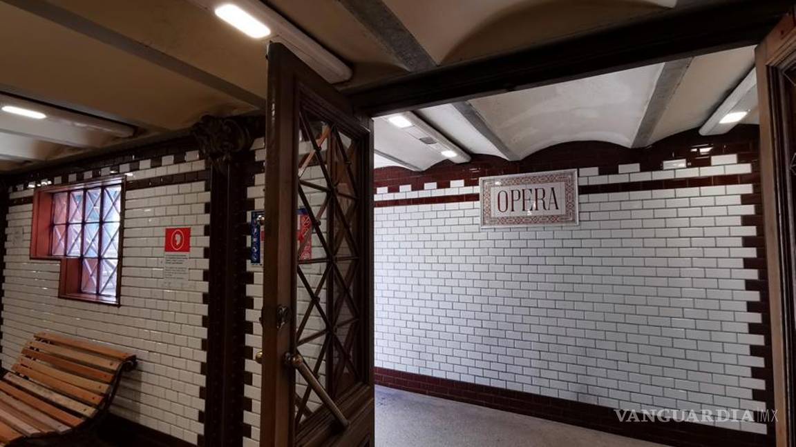 $!Inaugurado en 1896, cuando la ciudad era la segunda capital del Imperio Austro-Húngaro, el metro de Budapest fue el segundo tren urbano totalmente subterráneo en funcionar en el mundo, después del de Londres. EFE/Marcelo Nagy