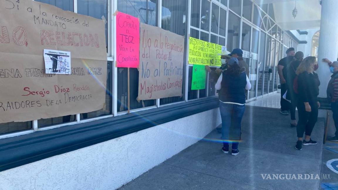 Arman manifestación frente a Tribunal Electoral en Saltillo contra la doble reelección de alcaldes