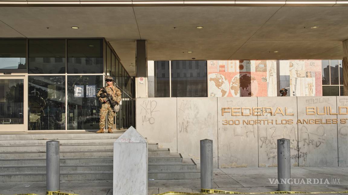 $!Un soldado de la Guardia Nacional custodia un edificio federal en Los Ángeles. Seis soldados hablaron en entrevistas sobre la baja moral tras el despliegue.
