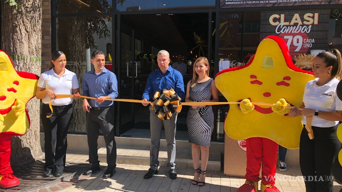 $!Pasan la noche fuera del nuevo Carl's Jr por hamburguesas gratis en Saltillo