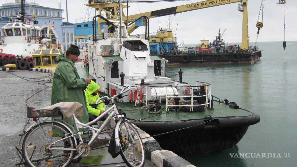 $!Imagen del puerto de Batumi. Foto:Misha Vignanski Pescadores en el puerto de Batumi Batumi. EFE/Misha Vignanski