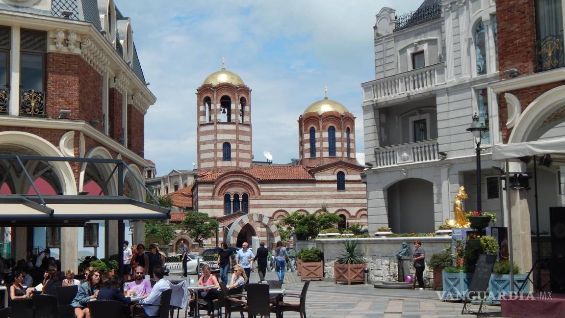 Batumi en Georgia invita al turista a una vida entre el café y el mar Negro