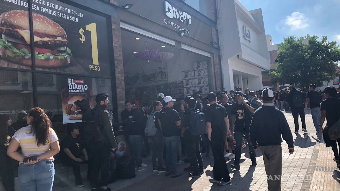 $!Pasan la noche fuera del nuevo Carl's Jr por hamburguesas gratis en Saltillo