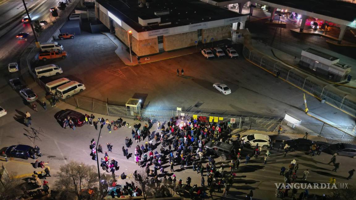 $!Una vigilia por las víctimas del incendio en un centro de detención de migrantes o que dejó docenas de muertos, a las afueras del mismo en Ciudad Juárez.