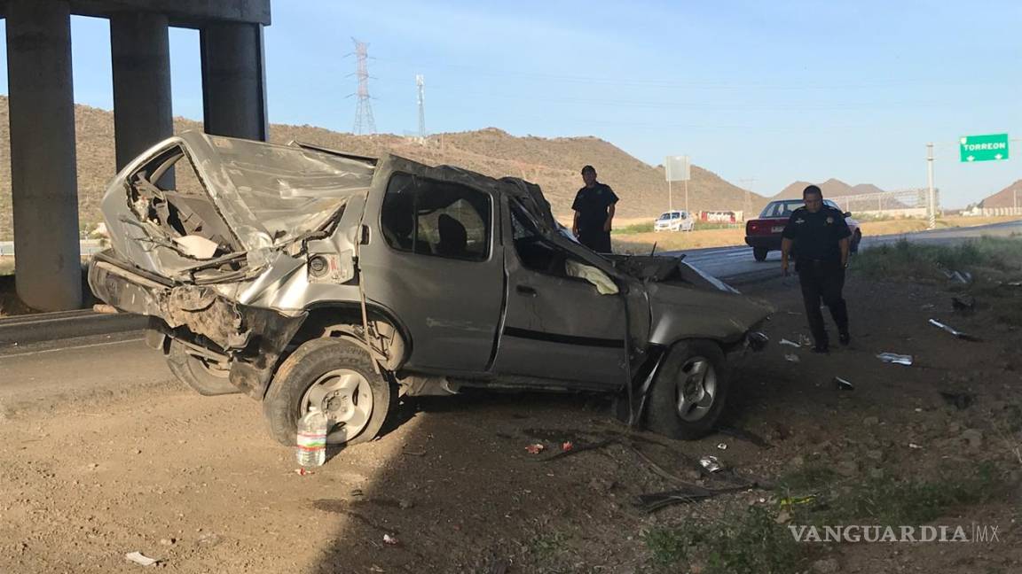 'Amanecidos' conducen a exceso de velocidad y sufren aparatosa volcadura en carretera a Torreón