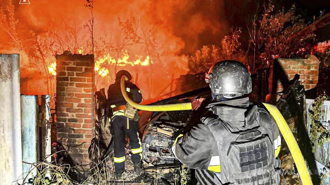 $!Bomberos intentan apagar un incendio tras un ataque ruso en Járkov.Trump se ha sentido cada vez más frustrado con su homólogo ruso por la falta de avances en el alto al fuego en Ucrania.