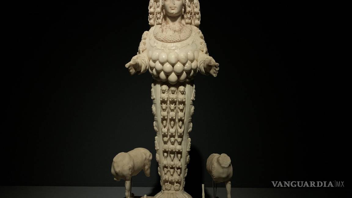 $!Una estatua de época romana de la diosa de la fertilidad Artemisa, conservada en el Museo de Éfeso en Selcuk, cerca de Esmirna. El Templo de Artemisa, cuyos restos están a 80 kilómetros al sur de Esmirna, fue una de los siete maravillas de la Antigüedad. EFE/Antonio Sánchez Solís