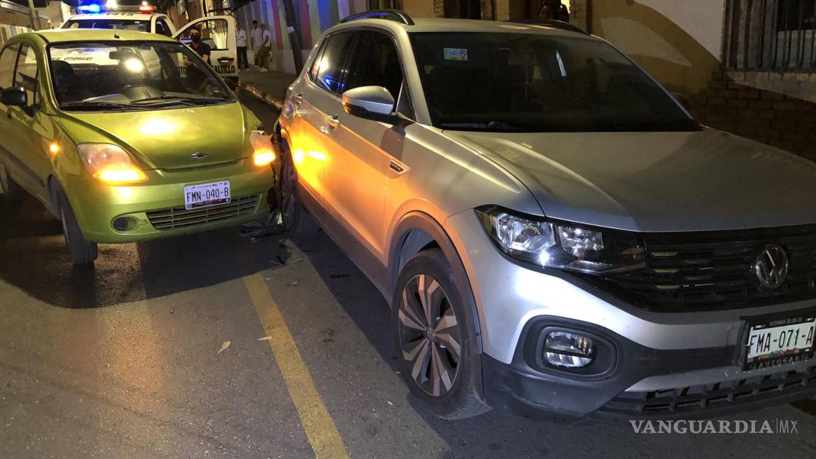 Cansancio lo hace perder el control y choca contra vehículo estacionado en Zona Centro de Saltillo