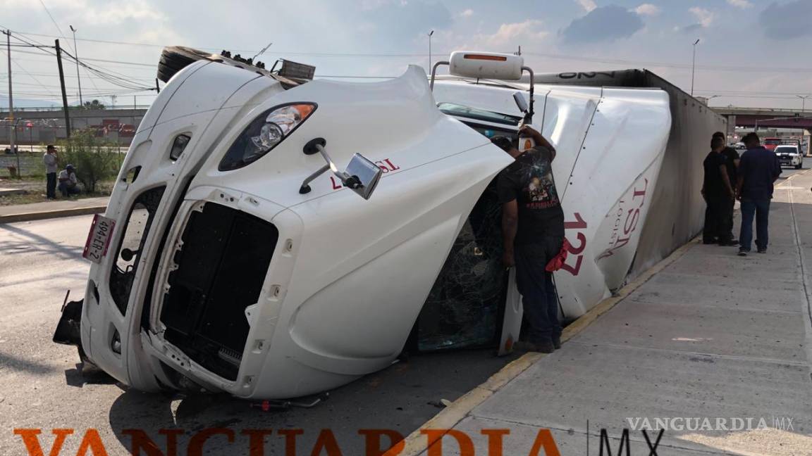 Conductor resulta lesionado al volcar el tráiler que conducía sobre el Libramiento Óscar Flores Tapia