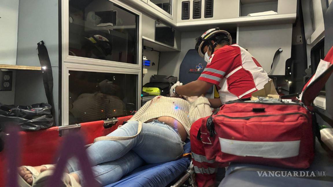 $!Paramédicos de la Cruz Roja atendieron a la joven, quien sufrió un golpe en la boca.