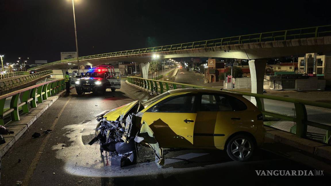 $!Elementos de Tránsito Municipal cerraron la circulación del puente vehicular mientras se realizaban las labores de remolque.