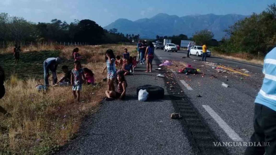 Vuelca camioneta en Oaxaca; deja 26 heridos y un muerto