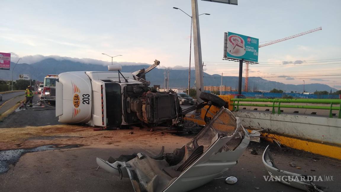 Vuelca tráiler en bulevar Nazario Ortíz en Saltillo; autoridades cierran carril de baja velocidad