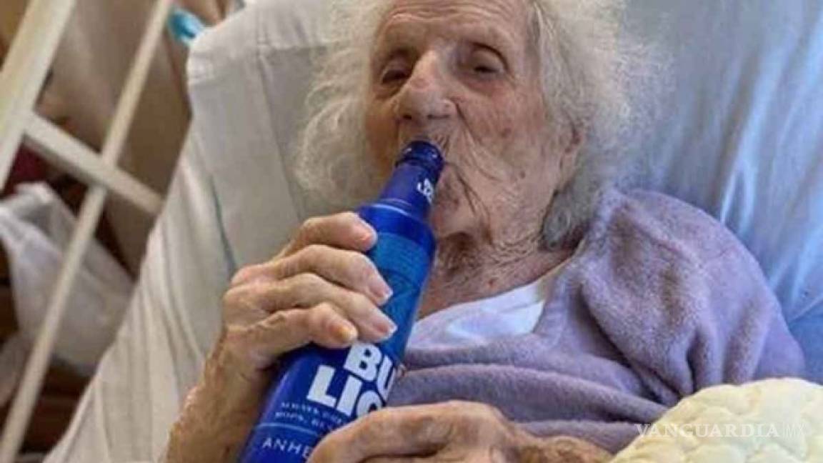 Abuelita de 103 años bebe cerveza tras vencer al COVID-19 en Massachusetts
