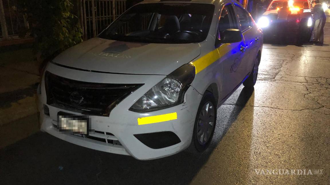 $!El taxi involucrado muestra los impactos sufridos después del incidente vial en Saltillo.