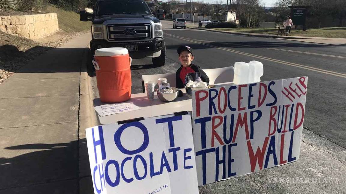 Niño vende chocolate para ayudar a Trump a construir el muro
