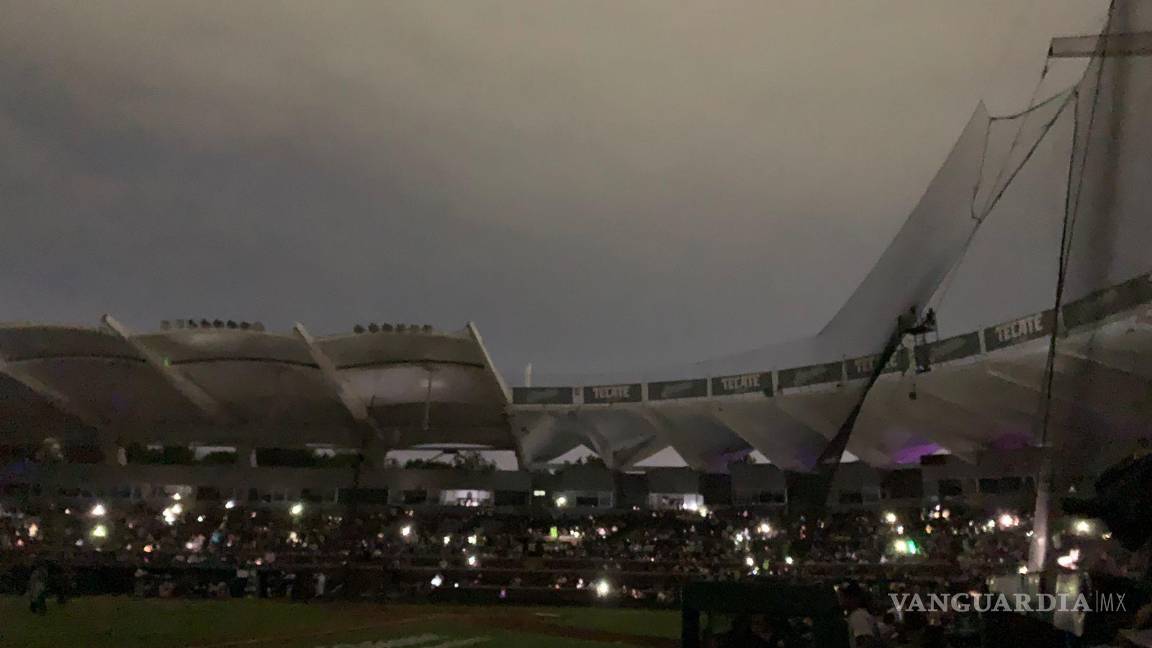 $!Los asistentes al clásico del norte esperaron poco más de una hora.