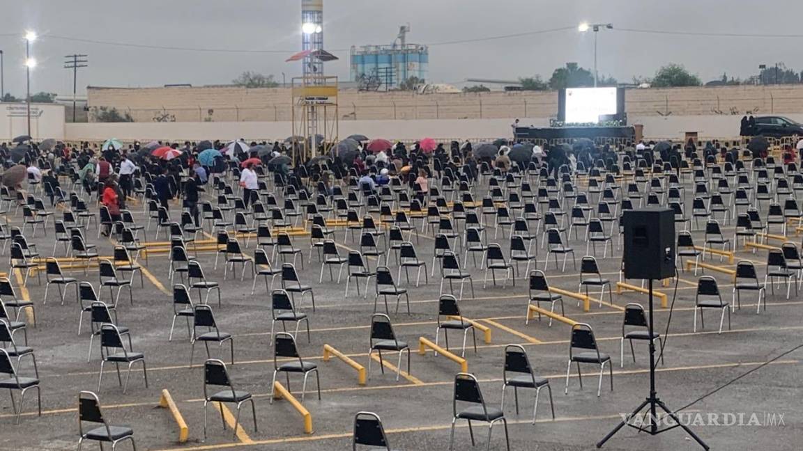 Graduación masiva en FCA: padres de familia se niegan a retirarse pese a prohibición de eventos multitudinarios en Coahuila