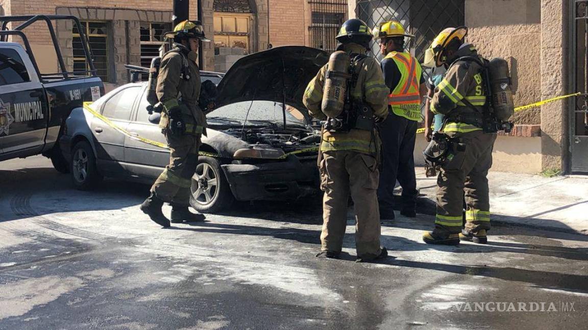 Corto circuito provoca incendio de automóvil en centro de Saltillo