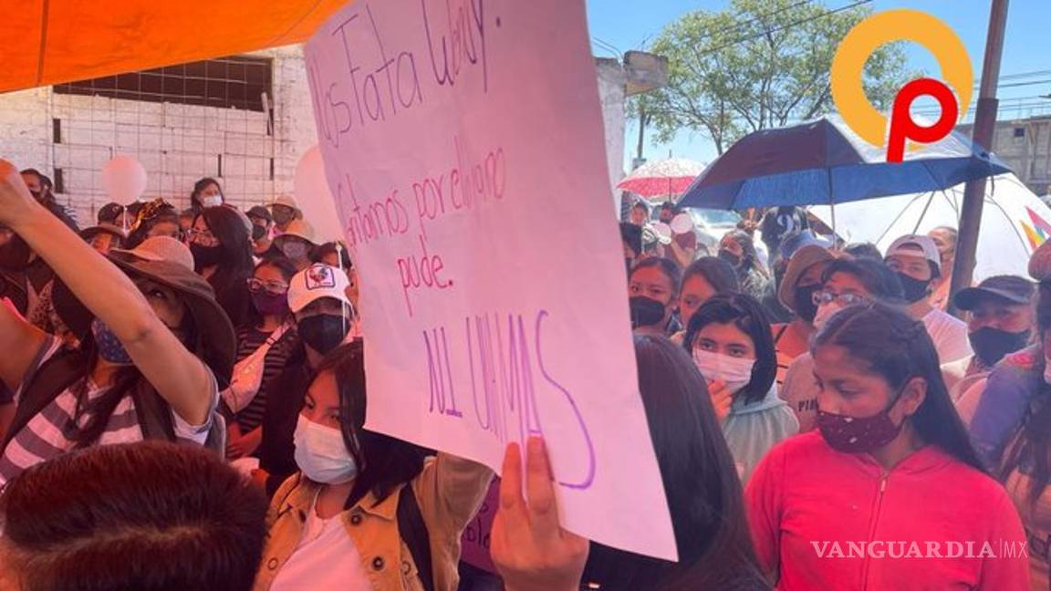 $!Niñas cargan ataúd de Wendy, víctima de feminicidio en el Edomex