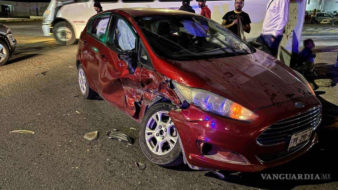 $!Los vehículos fueron remolcados mediante grúa para despejar la circulación y evitar otro accidente.