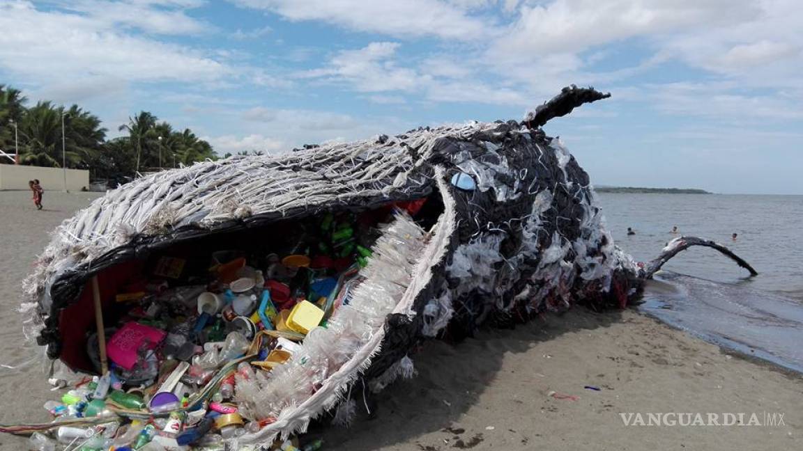 ¿Es real la imagen viral de la ballena varada llena de basura?
