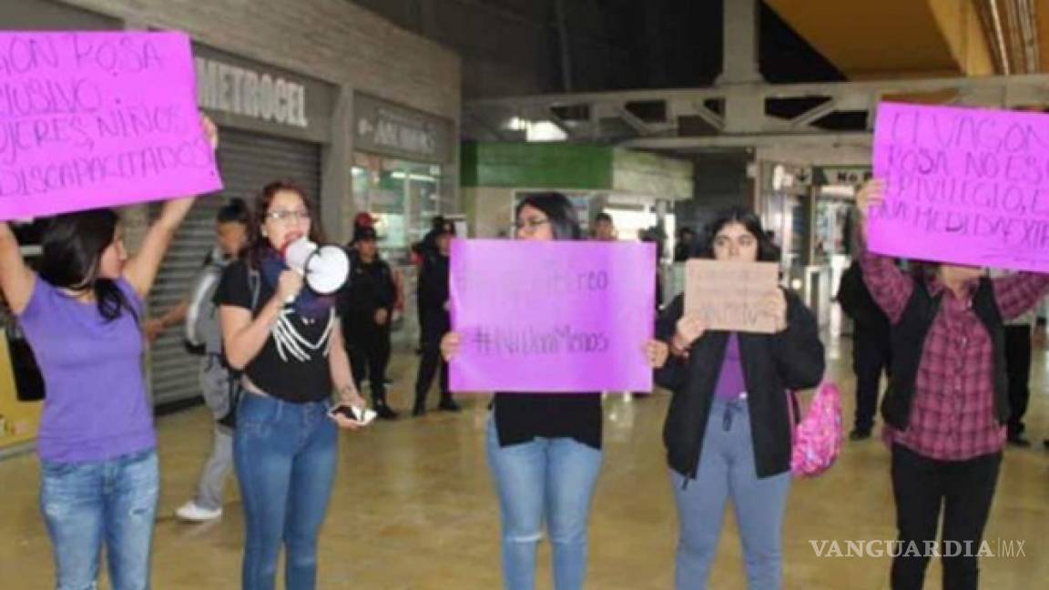 Protestan mujeres en metro de Monterrey por casos de acoso